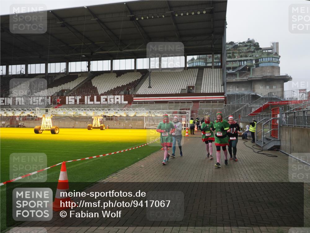 07.12.2025 - St. Pauli X-Mass-Run No. 15 Fabian Wolf http://msf.ph/oto/9417067 07.12.2025 11:14:00 Ziel 274, 375, 425, 475, 708 meine-sportfotos.de