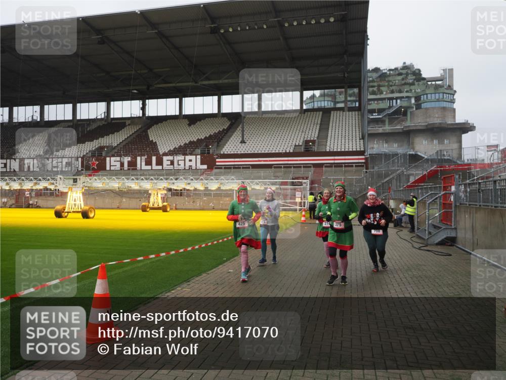 07.12.2025 - St. Pauli X-Mass-Run No. 15 Fabian Wolf http://msf.ph/oto/9417070 07.12.2025 11:14:01 Ziel 274, 375, 425, 475, 708 meine-sportfotos.de