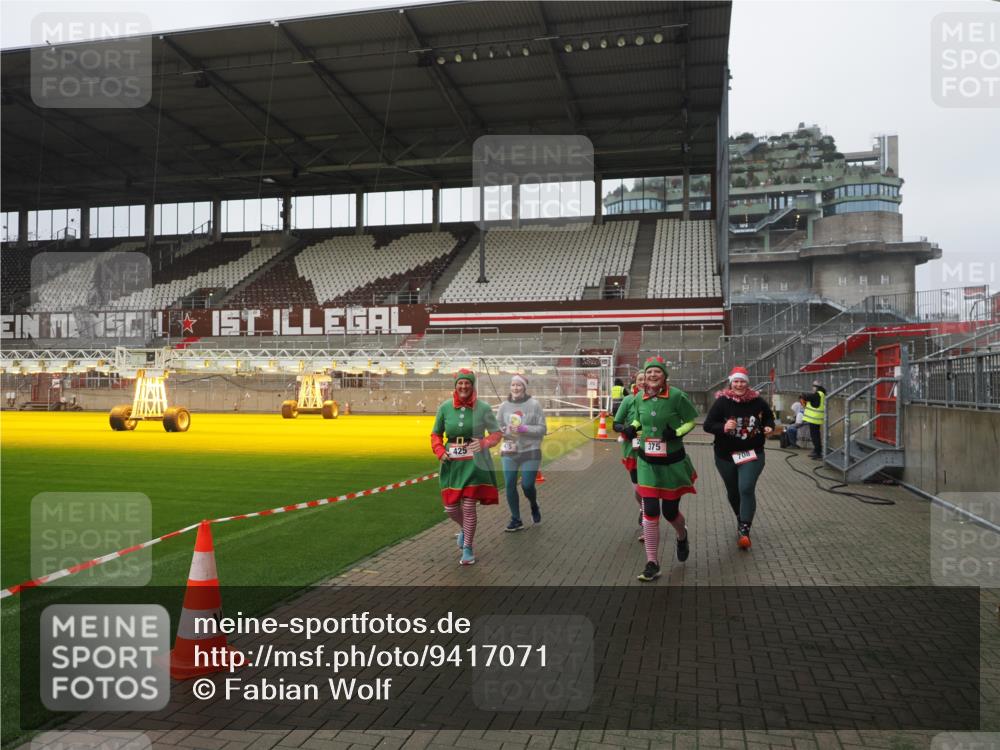 07.12.2025 - St. Pauli X-Mass-Run No. 15 Fabian Wolf http://msf.ph/oto/9417071 07.12.2025 11:14:01 Ziel 274, 375, 425, 475, 708 meine-sportfotos.de