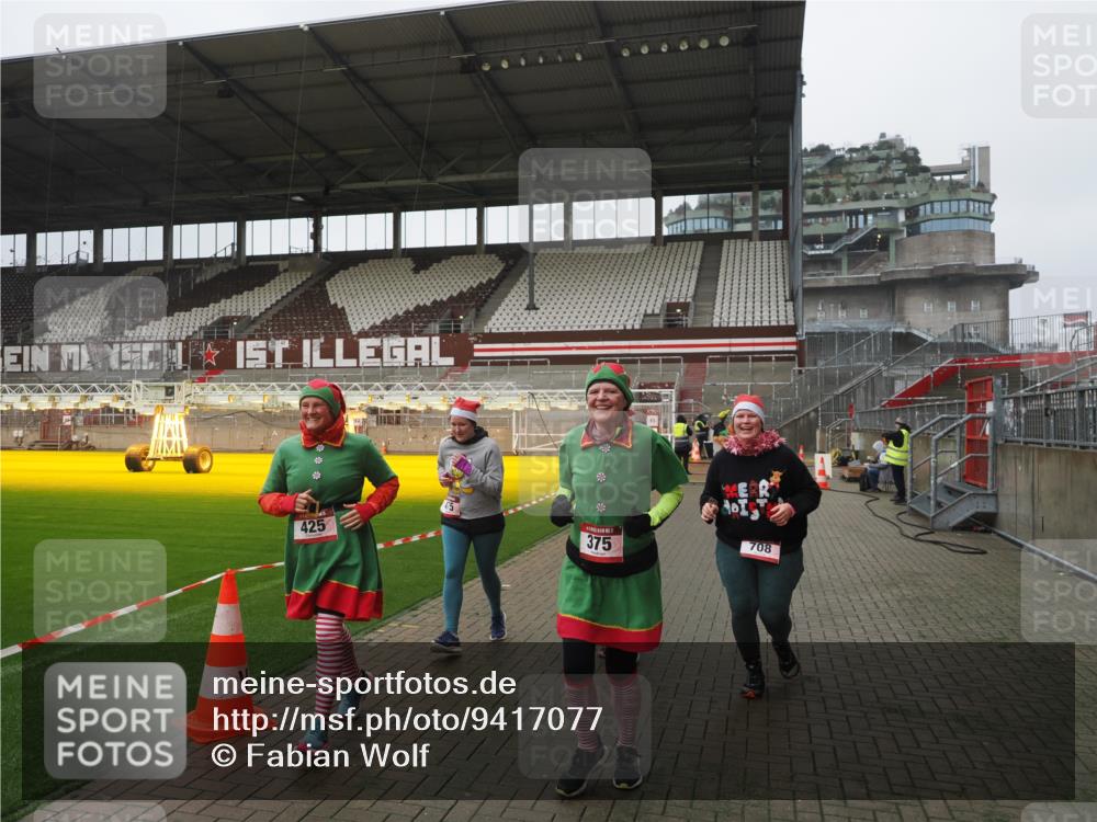 07.12.2025 - St. Pauli X-Mass-Run No. 15 Fabian Wolf http://msf.ph/oto/9417077 07.12.2025 11:14:02 Ziel 274, 375, 425, 475, 708 meine-sportfotos.de