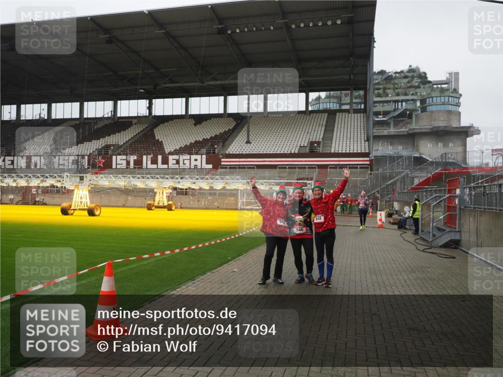07.12.2025 - St. Pauli X-Mass-Run No. 15 Fabian Wolf http://msf.ph/oto/9417094 07.12.2025 11:14:27 Ziel 525, 942, 946, 948 meine-sportfotos.de