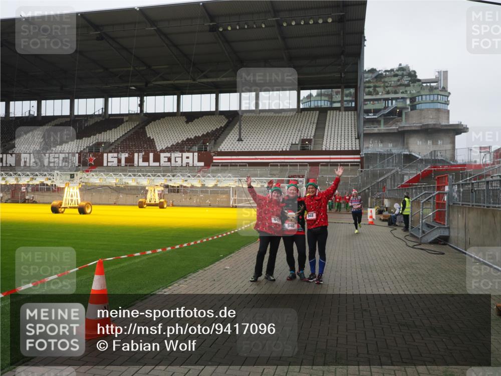 07.12.2025 - St. Pauli X-Mass-Run No. 15 Fabian Wolf http://msf.ph/oto/9417096 07.12.2025 11:14:28 Ziel 525, 942, 946, 948 meine-sportfotos.de