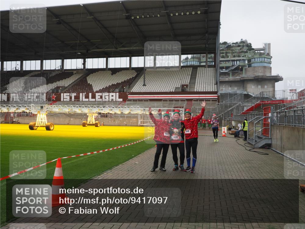 07.12.2025 - St. Pauli X-Mass-Run No. 15 Fabian Wolf http://msf.ph/oto/9417097 07.12.2025 11:14:28 Ziel 525, 942, 946, 948 meine-sportfotos.de