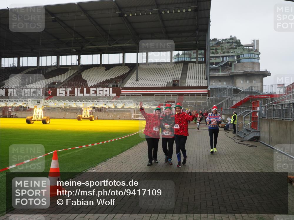 07.12.2025 - St. Pauli X-Mass-Run No. 15 Fabian Wolf http://msf.ph/oto/9417109 07.12.2025 11:14:31 Ziel 525, 1776, 1805, 1806, 2040 meine-sportfotos.de