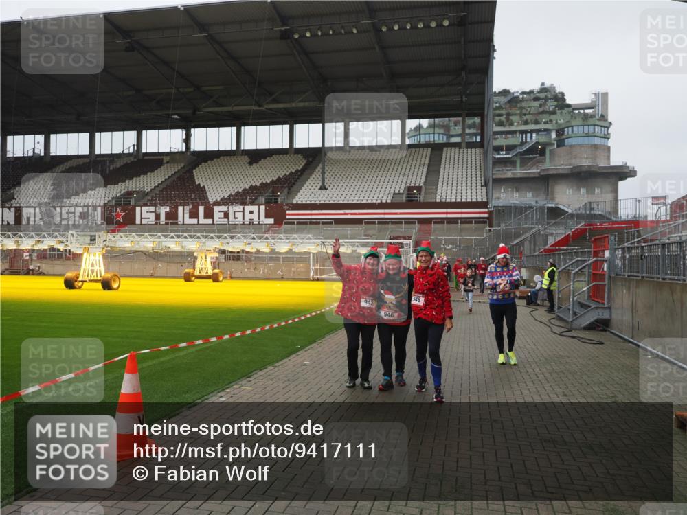 07.12.2025 - St. Pauli X-Mass-Run No. 15 Fabian Wolf http://msf.ph/oto/9417111 07.12.2025 11:14:31 Ziel 525, 1776, 1805, 1806, 2040 meine-sportfotos.de