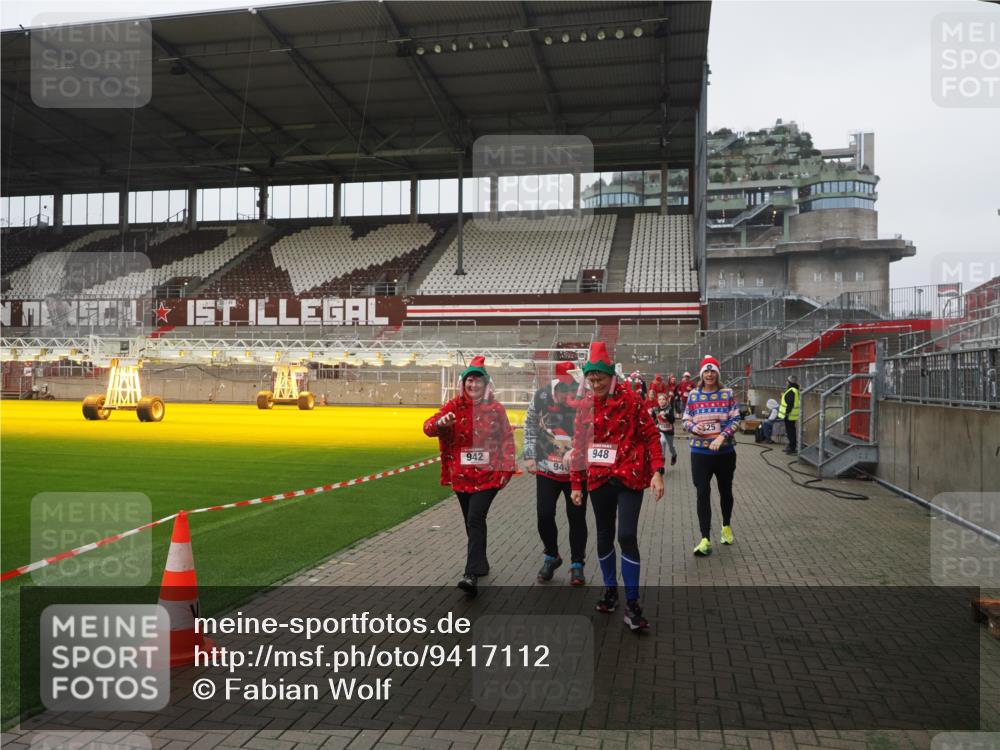 07.12.2025 - St. Pauli X-Mass-Run No. 15 Fabian Wolf http://msf.ph/oto/9417112 07.12.2025 11:14:32 Ziel 525, 1776, 1805, 1806, 2040, 2211 meine-sportfotos.de