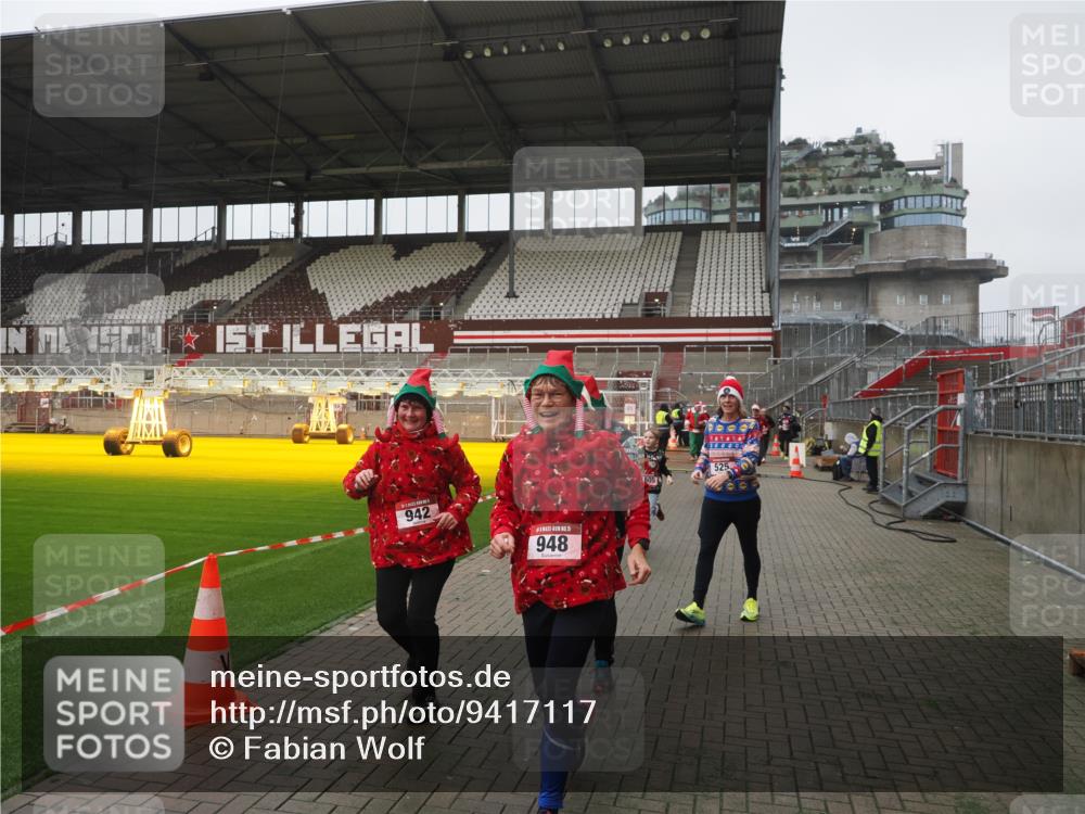 07.12.2025 - St. Pauli X-Mass-Run No. 15 Fabian Wolf http://msf.ph/oto/9417117 07.12.2025 11:14:33 Ziel 525, 1776, 1778, 1798, 1805, 1806, 2040, 2211, 4010 meine-sportfotos.de