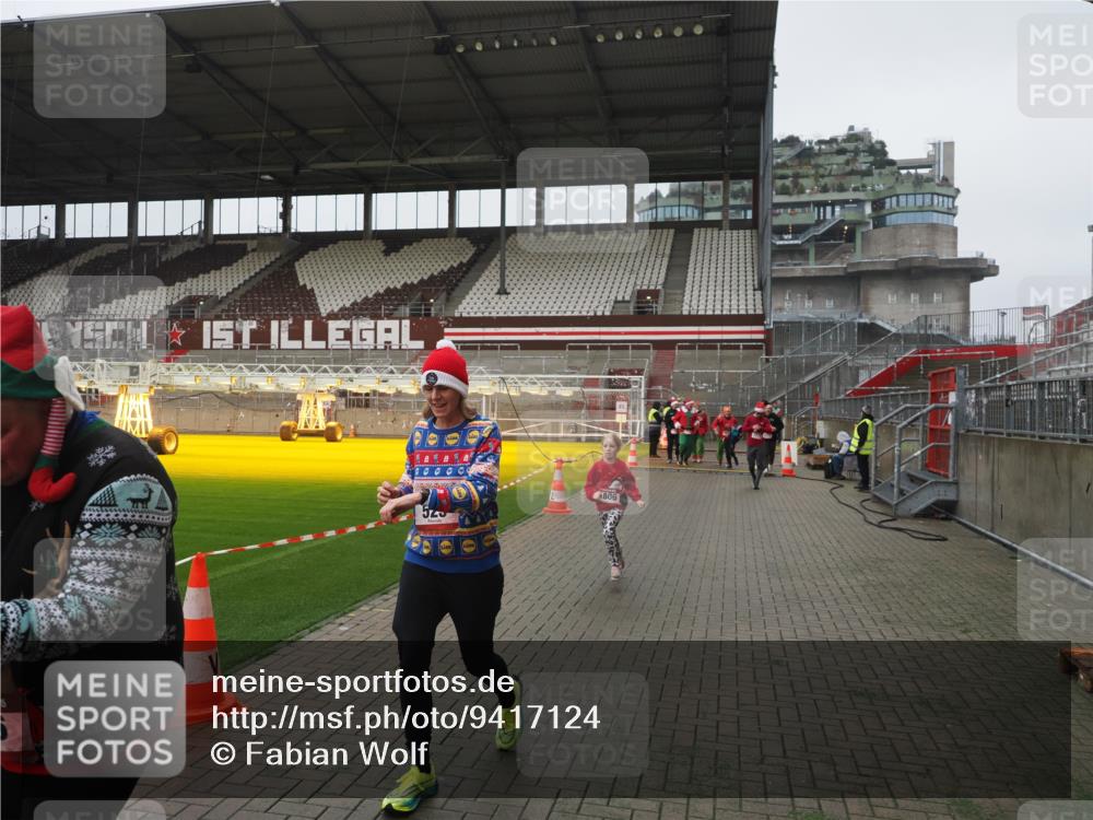 07.12.2025 - St. Pauli X-Mass-Run No. 15 Fabian Wolf http://msf.ph/oto/9417124 07.12.2025 11:14:36 Ziel 525, 1776, 1778, 1798, 1804, 1805, 1806, 1807, 2040, 2211, 4010 meine-sportfotos.de