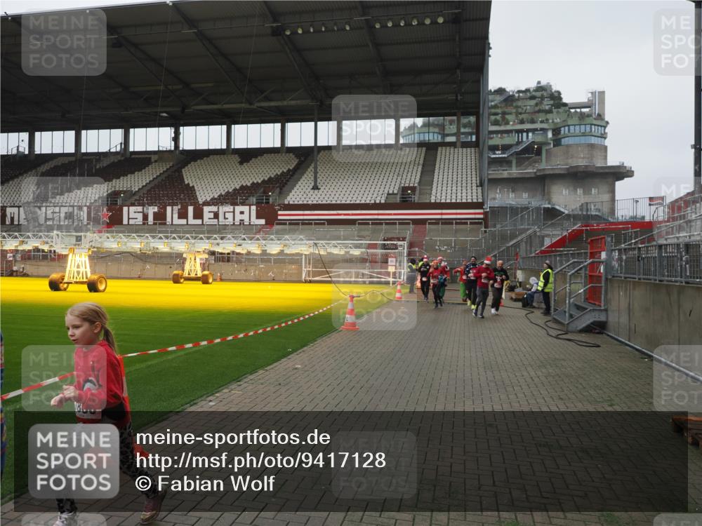 07.12.2025 - St. Pauli X-Mass-Run No. 15 Fabian Wolf http://msf.ph/oto/9417128 07.12.2025 11:14:37 Ziel 525, 1776, 1778, 1798, 1804, 1805, 1806, 1807, 2040, 2211, 4010 meine-sportfotos.de