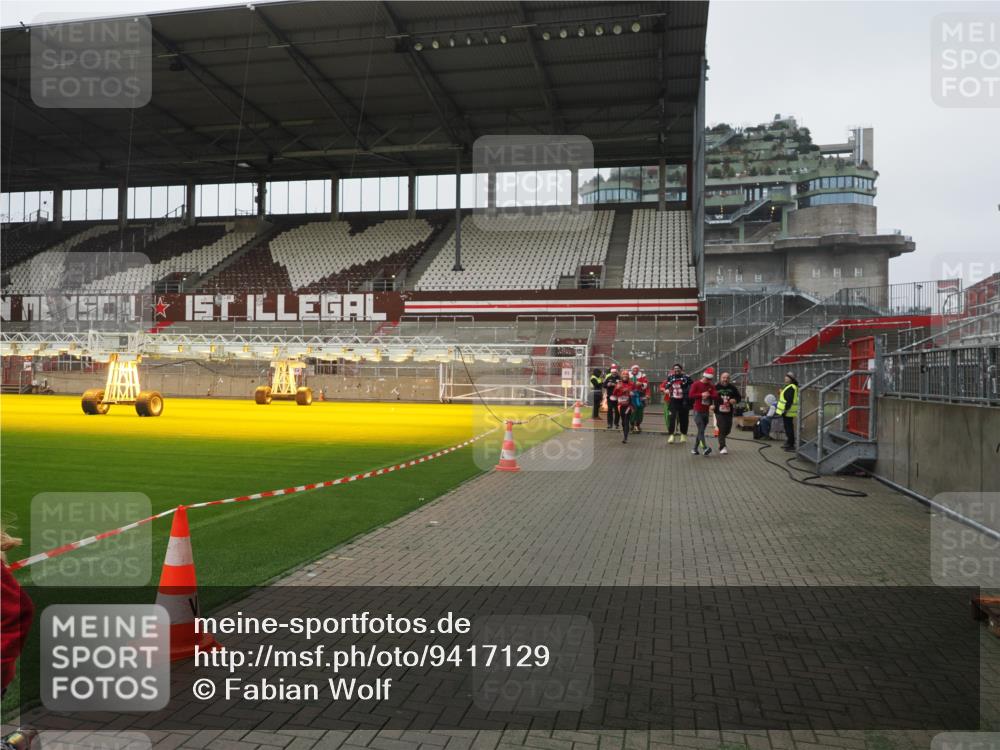 07.12.2025 - St. Pauli X-Mass-Run No. 15 Fabian Wolf http://msf.ph/oto/9417129 07.12.2025 11:14:37 Ziel 525, 1776, 1778, 1798, 1804, 1805, 1806, 1807, 2040, 2211, 4010 meine-sportfotos.de
