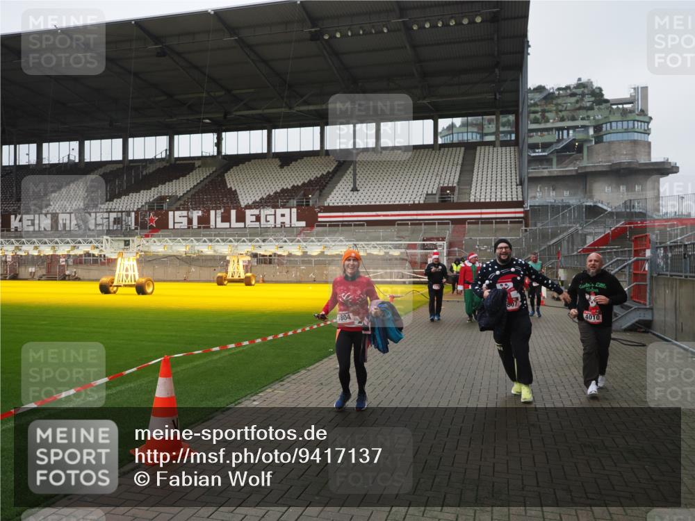 07.12.2025 - St. Pauli X-Mass-Run No. 15 Fabian Wolf http://msf.ph/oto/9417137 07.12.2025 11:14:42 Ziel 525, 922, 1776, 1778, 1798, 1804, 1805, 1806, 1807, 2040, 2211, 4010 meine-sportfotos.de