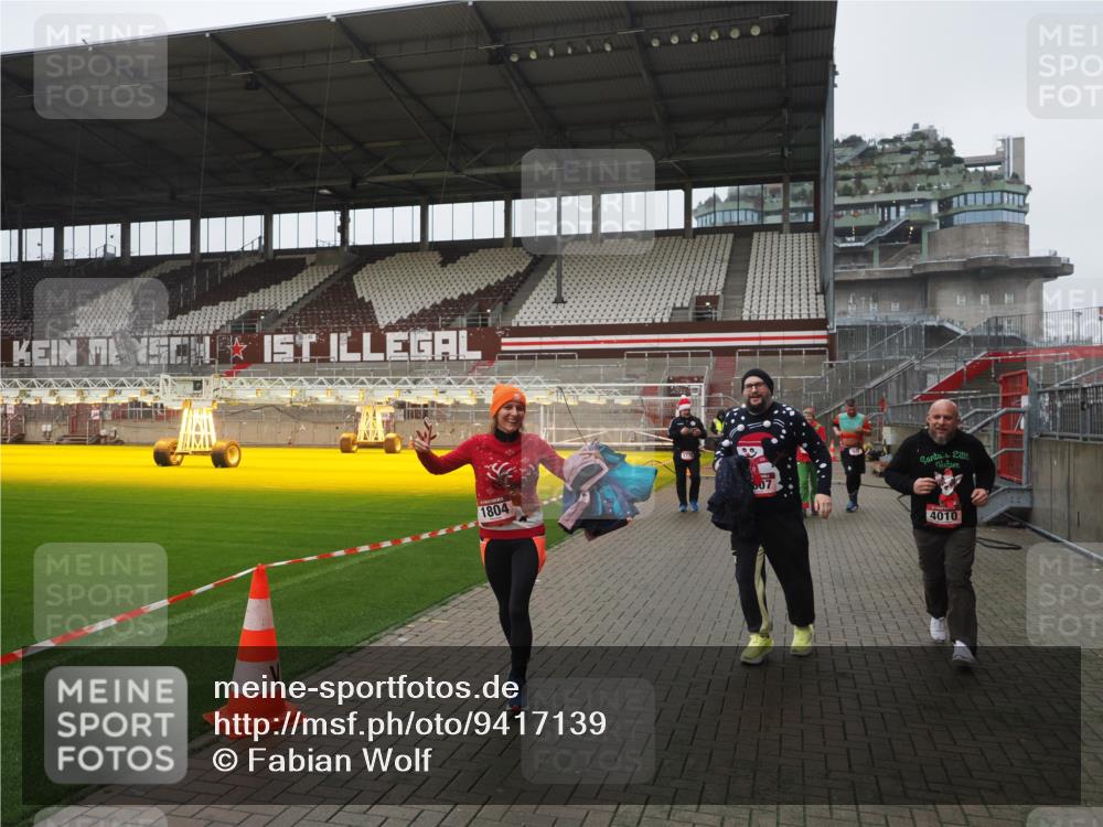 07.12.2025 - St. Pauli X-Mass-Run No. 15 Fabian Wolf http://msf.ph/oto/9417139 07.12.2025 11:14:43 Ziel 525, 922, 1776, 1778, 1798, 1804, 1805, 1806, 1807, 2040, 2211, 4010 meine-sportfotos.de