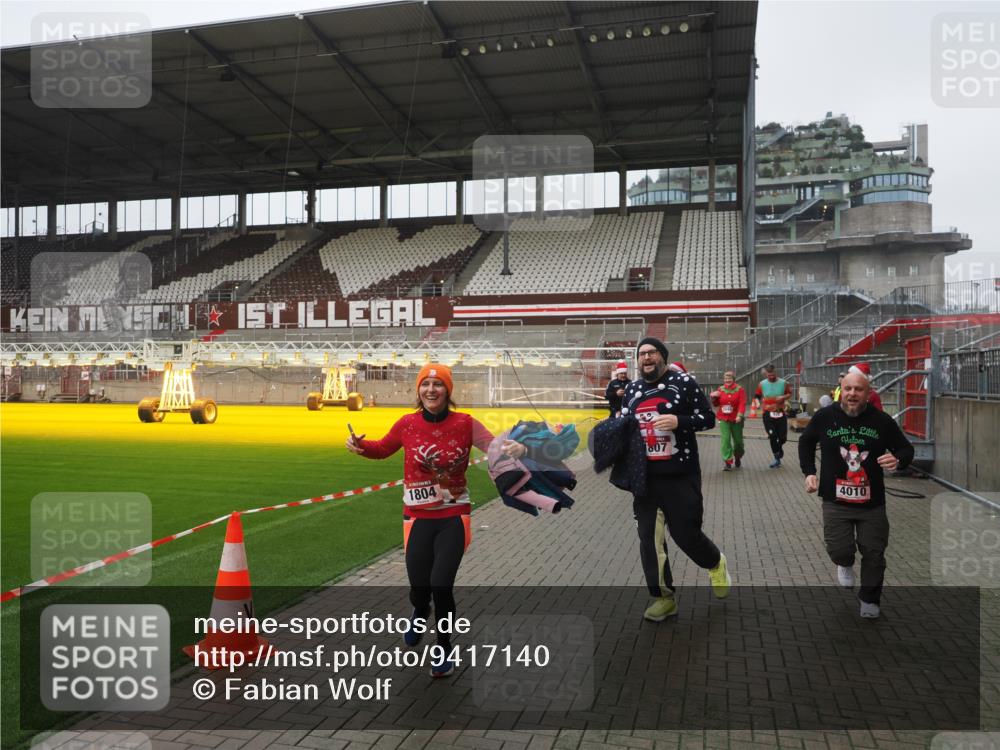 07.12.2025 - St. Pauli X-Mass-Run No. 15 Fabian Wolf http://msf.ph/oto/9417140 07.12.2025 11:14:43 Ziel 525, 922, 1776, 1778, 1798, 1804, 1805, 1806, 1807, 2040, 2211, 4010 meine-sportfotos.de