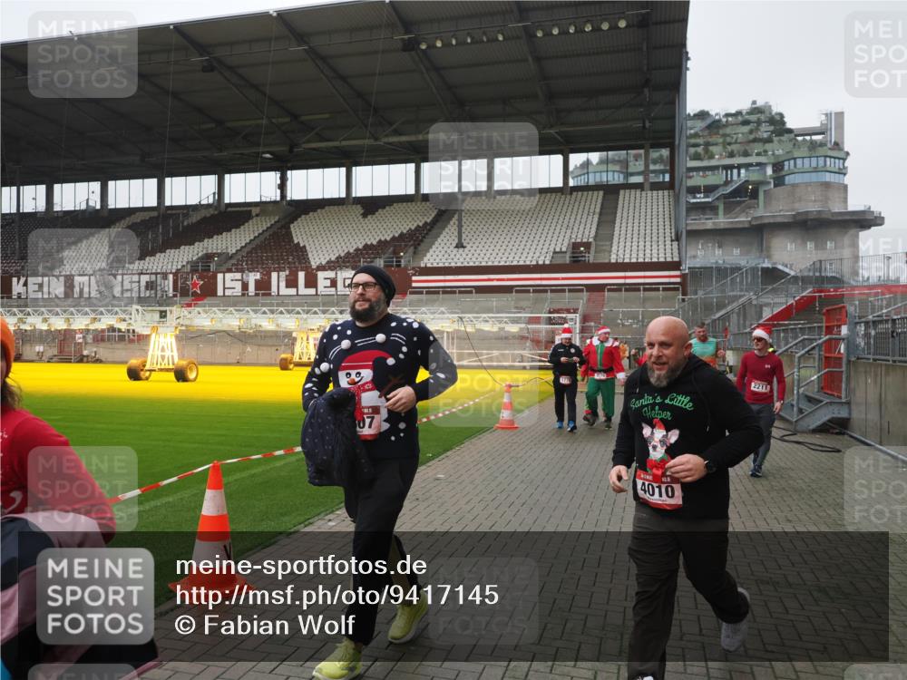07.12.2025 - St. Pauli X-Mass-Run No. 15 Fabian Wolf http://msf.ph/oto/9417145 07.12.2025 11:14:44 Ziel 525, 922, 1776, 1778, 1798, 1804, 1805, 1806, 1807, 2040, 2211, 4010 meine-sportfotos.de