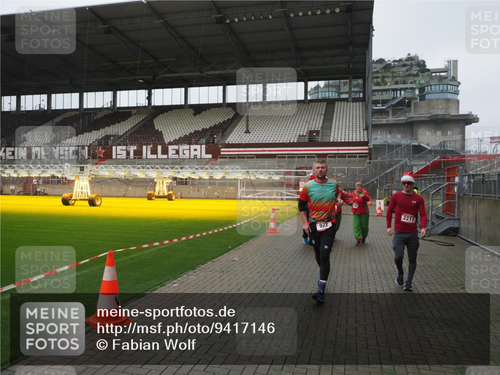 07.12.2025 - St. Pauli X-Mass-Run No. 15 Fabian Wolf http://msf.ph/oto/9417146 07.12.2025 11:14:46 Ziel 922, 1776, 1778, 1798, 1804, 1805, 1806, 1807, 2040, 2211, 4010 meine-sportfotos.de