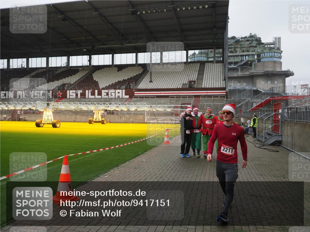07.12.2025 - St. Pauli X-Mass-Run No. 15 Fabian Wolf http://msf.ph/oto/9417151 07.12.2025 11:14:48 Ziel 922, 1776, 1778, 1798, 1804, 1805, 1806, 1807, 2040, 2211, 4010 meine-sportfotos.de