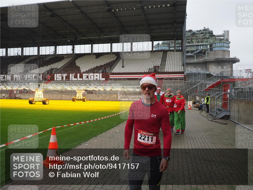 07.12.2025 - St. Pauli X-Mass-Run No. 15 Fabian Wolf http://msf.ph/oto/9417157 07.12.2025 11:14:49 Ziel 922, 1776, 1778, 1798, 1804, 1805, 1806, 1807, 2040, 2211, 4010 meine-sportfotos.de