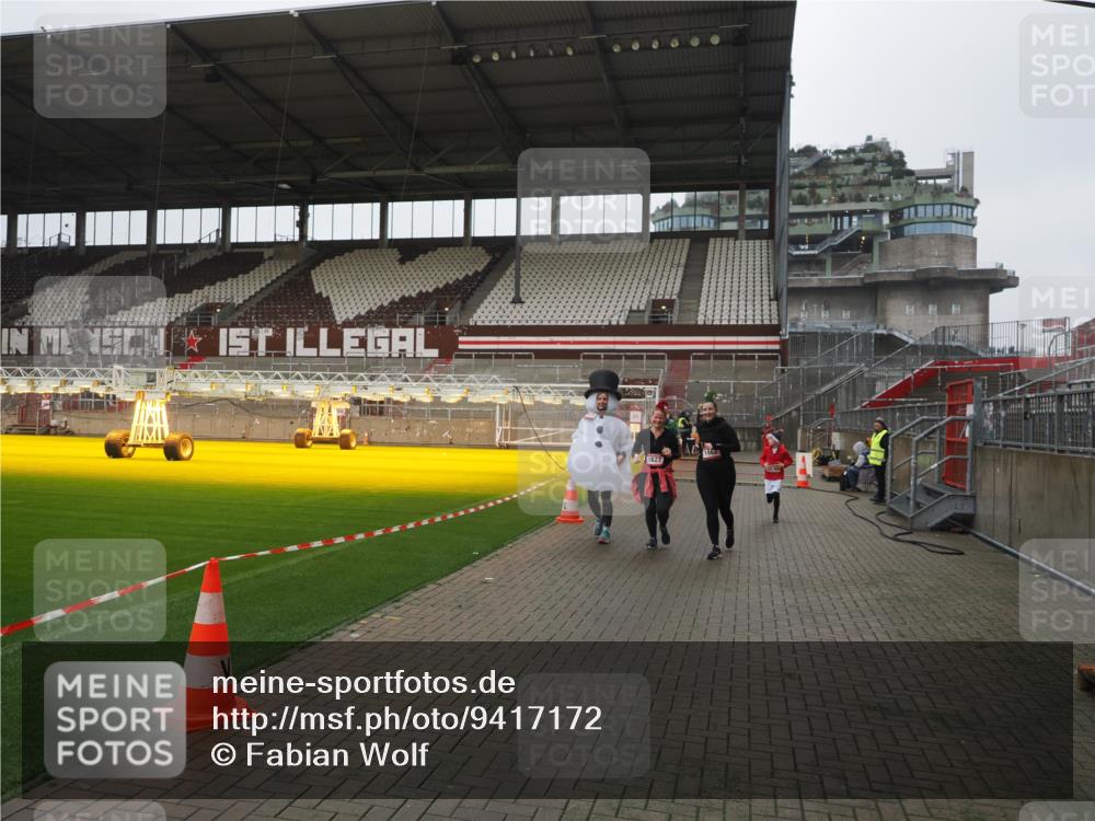 07.12.2025 - St. Pauli X-Mass-Run No. 15 Fabian Wolf http://msf.ph/oto/9417172 07.12.2025 11:15:10 Ziel 313, 1623, 1627, 1662, 3133 meine-sportfotos.de