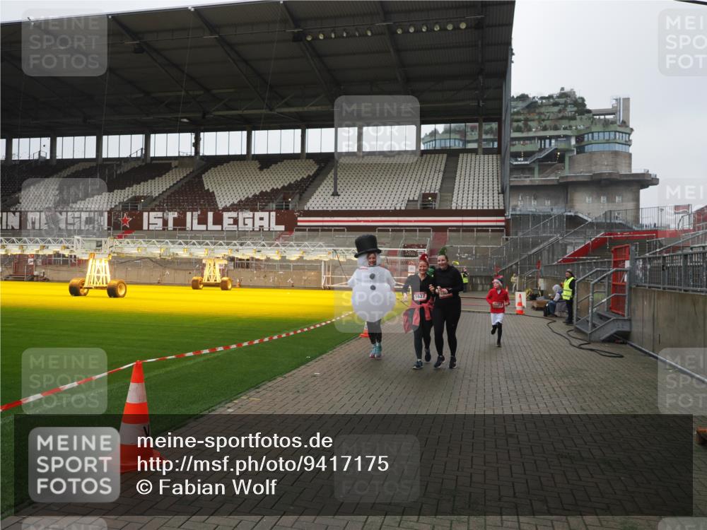 07.12.2025 - St. Pauli X-Mass-Run No. 15 Fabian Wolf http://msf.ph/oto/9417175 07.12.2025 11:15:10 Ziel 313, 1623, 1627, 1662, 3133 meine-sportfotos.de