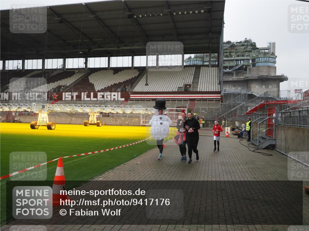 07.12.2025 - St. Pauli X-Mass-Run No. 15 Fabian Wolf http://msf.ph/oto/9417176 07.12.2025 11:15:10 Ziel 313, 1623, 1627, 1662, 3133 meine-sportfotos.de
