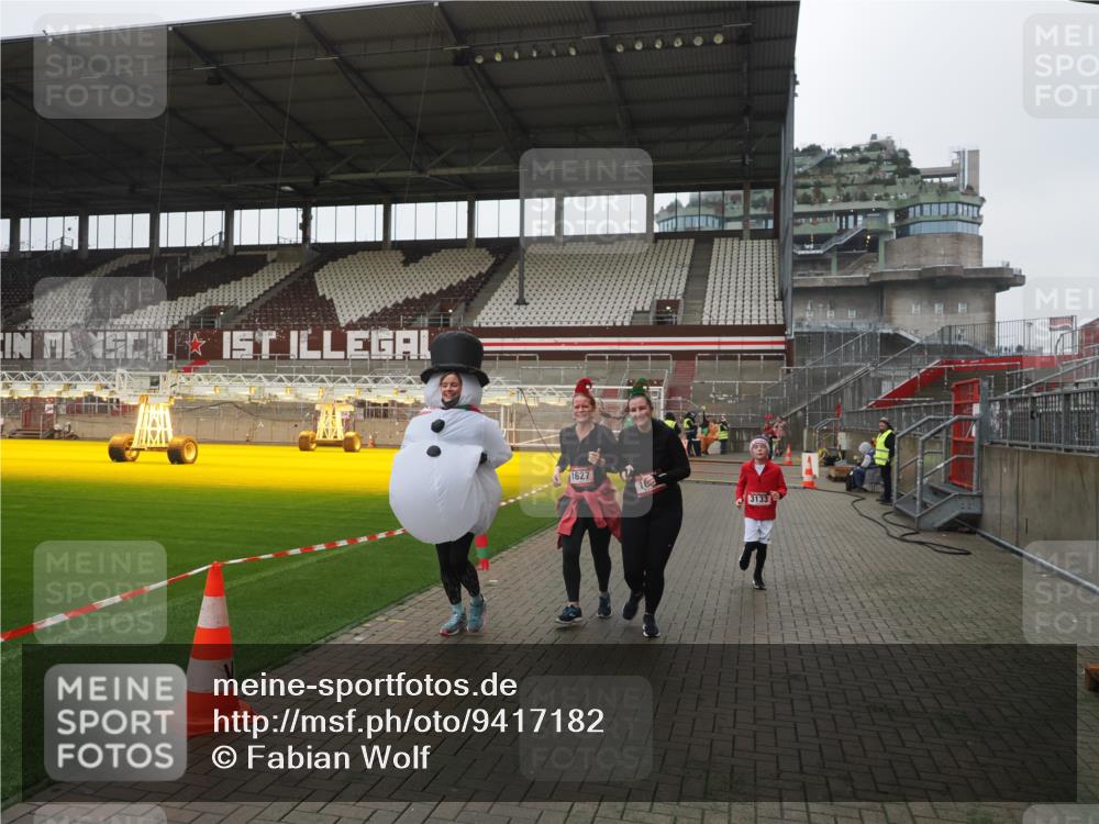 07.12.2025 - St. Pauli X-Mass-Run No. 15 Fabian Wolf http://msf.ph/oto/9417182 07.12.2025 11:15:12 Ziel 313, 1623, 1627, 1662, 3133 meine-sportfotos.de