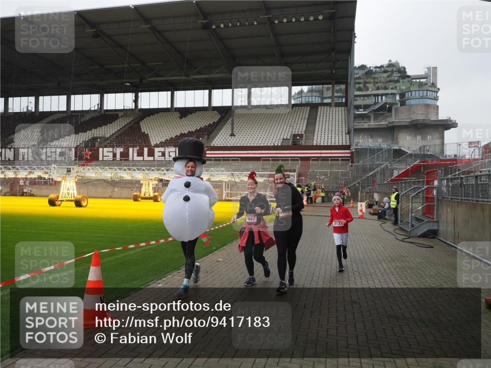 07.12.2025 - St. Pauli X-Mass-Run No. 15 Fabian Wolf http://msf.ph/oto/9417183 07.12.2025 11:15:12 Ziel 313, 1623, 1627, 1662, 3133 meine-sportfotos.de