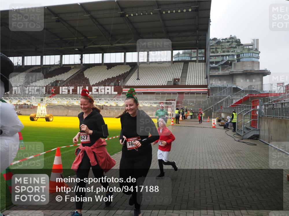 07.12.2025 - St. Pauli X-Mass-Run No. 15 Fabian Wolf http://msf.ph/oto/9417188 07.12.2025 11:15:13 Ziel 313, 1218, 1623, 1627, 1662, 3133 meine-sportfotos.de
