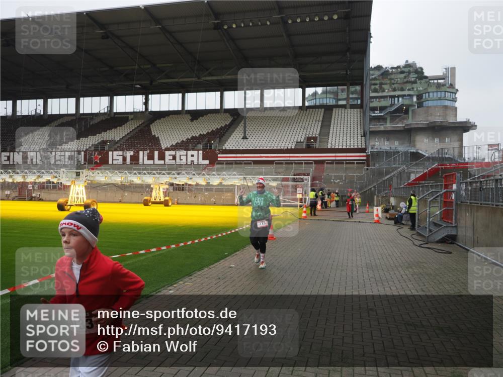 07.12.2025 - St. Pauli X-Mass-Run No. 15 Fabian Wolf http://msf.ph/oto/9417193 07.12.2025 11:15:15 Ziel 313, 1218, 1623, 1627, 1662, 3133 meine-sportfotos.de