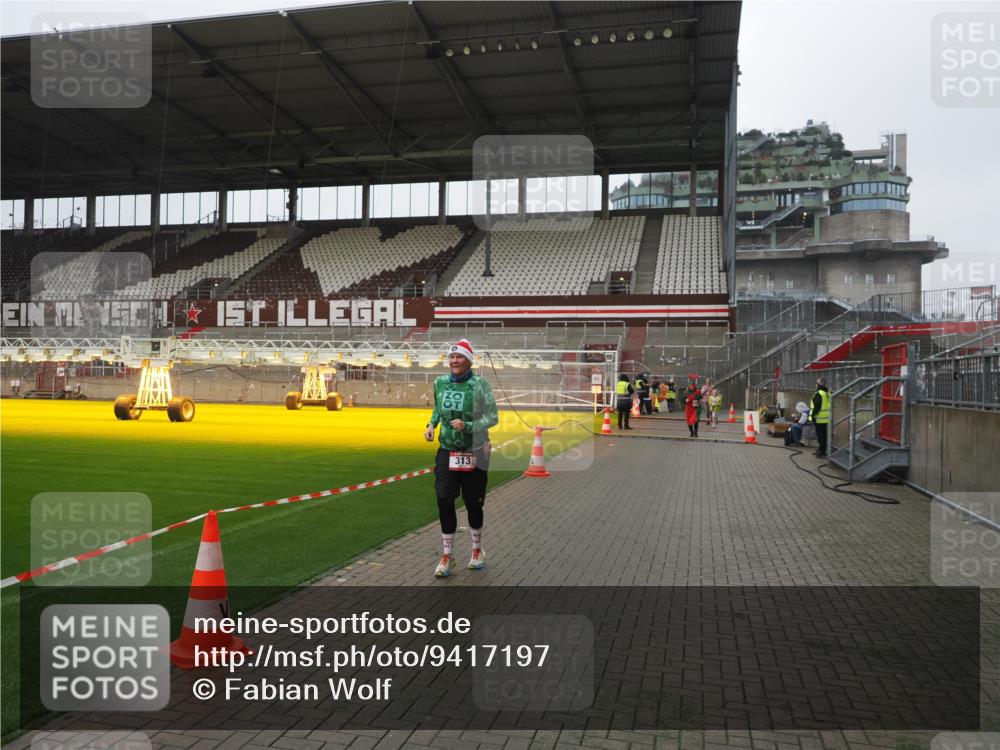 07.12.2025 - St. Pauli X-Mass-Run No. 15 Fabian Wolf http://msf.ph/oto/9417197 07.12.2025 11:15:15 Ziel 313, 1218, 1623, 1627, 1662, 3133 meine-sportfotos.de