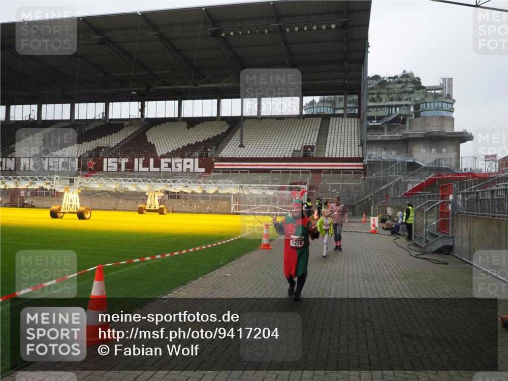 07.12.2025 - St. Pauli X-Mass-Run No. 15 Fabian Wolf http://msf.ph/oto/9417204 07.12.2025 11:15:22 Ziel 313, 391, 1218, 1282, 1627, 1662, 3133 meine-sportfotos.de