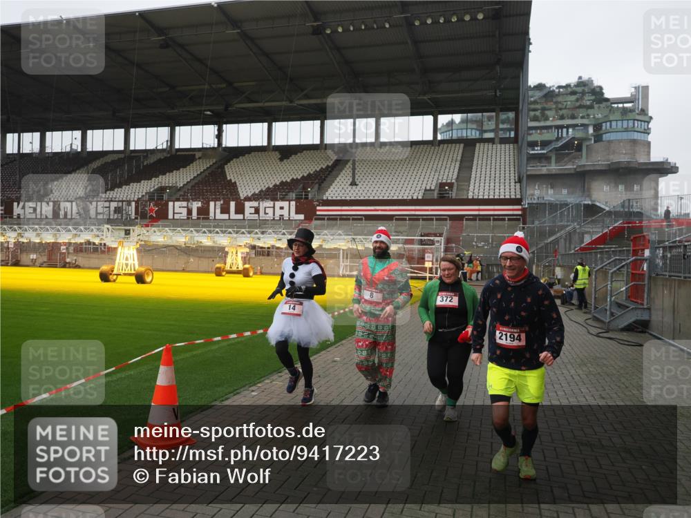 07.12.2025 - St. Pauli X-Mass-Run No. 15 Fabian Wolf http://msf.ph/oto/9417223 07.12.2025 11:15:53 Ziel 8, 14, 372, 2194 meine-sportfotos.de