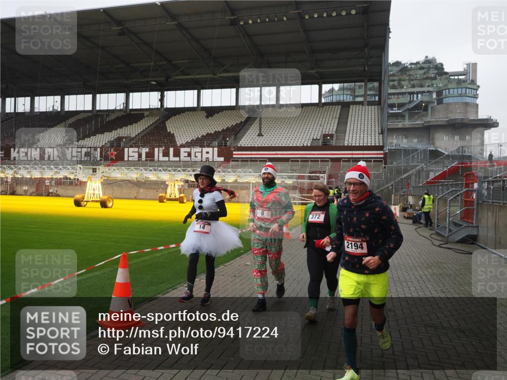 07.12.2025 - St. Pauli X-Mass-Run No. 15 Fabian Wolf http://msf.ph/oto/9417224 07.12.2025 11:15:53 Ziel 8, 14, 372, 2194 meine-sportfotos.de