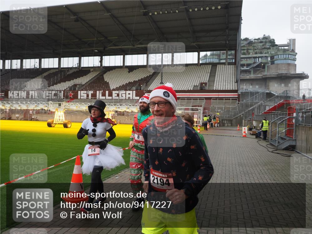 07.12.2025 - St. Pauli X-Mass-Run No. 15 Fabian Wolf http://msf.ph/oto/9417227 07.12.2025 11:15:53 Ziel 8, 14, 372, 2194 meine-sportfotos.de