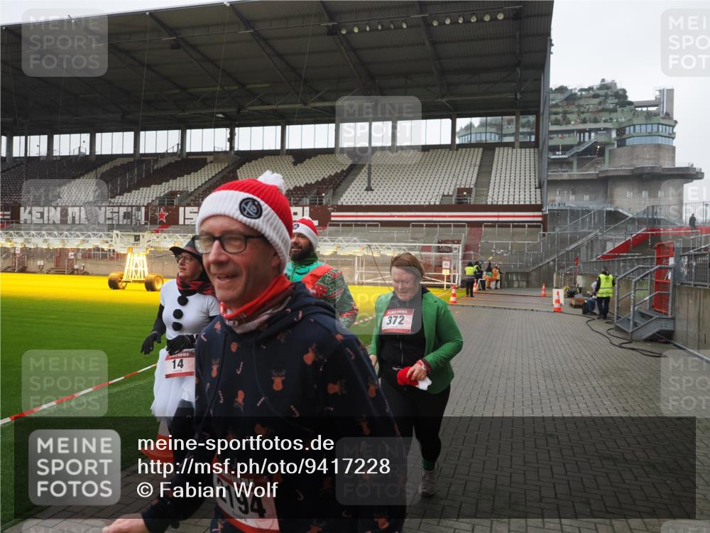 07.12.2025 - St. Pauli X-Mass-Run No. 15 Fabian Wolf http://msf.ph/oto/9417228 07.12.2025 11:15:54 Ziel 8, 14, 372, 2194 meine-sportfotos.de