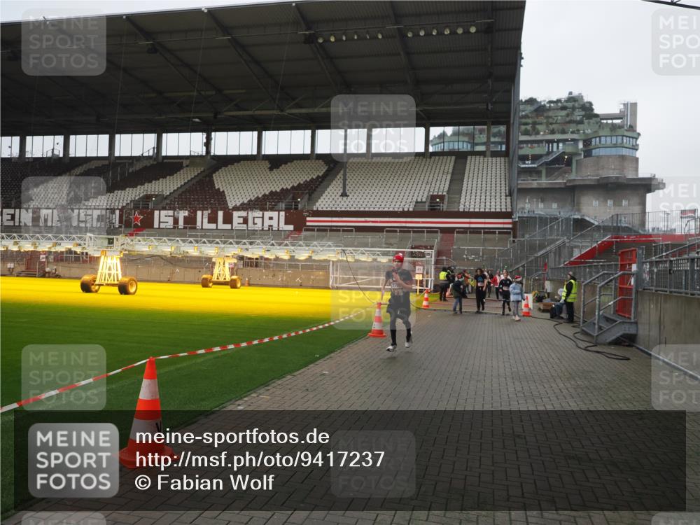 07.12.2025 - St. Pauli X-Mass-Run No. 15 Fabian Wolf http://msf.ph/oto/9417237 07.12.2025 11:16:03 Ziel 1821, 1825, 2194, 2195, 2464, 3326 meine-sportfotos.de