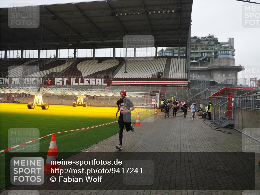 07.12.2025 - St. Pauli X-Mass-Run No. 15 Fabian Wolf http://msf.ph/oto/9417241 07.12.2025 11:16:04 Ziel 1821, 1825, 2195, 2464, 3326 meine-sportfotos.de