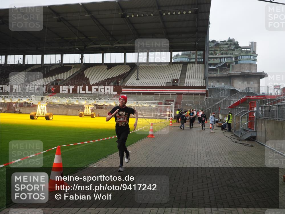 07.12.2025 - St. Pauli X-Mass-Run No. 15 Fabian Wolf http://msf.ph/oto/9417242 07.12.2025 11:16:04 Ziel 1821, 1825, 2195, 2464, 3326 meine-sportfotos.de