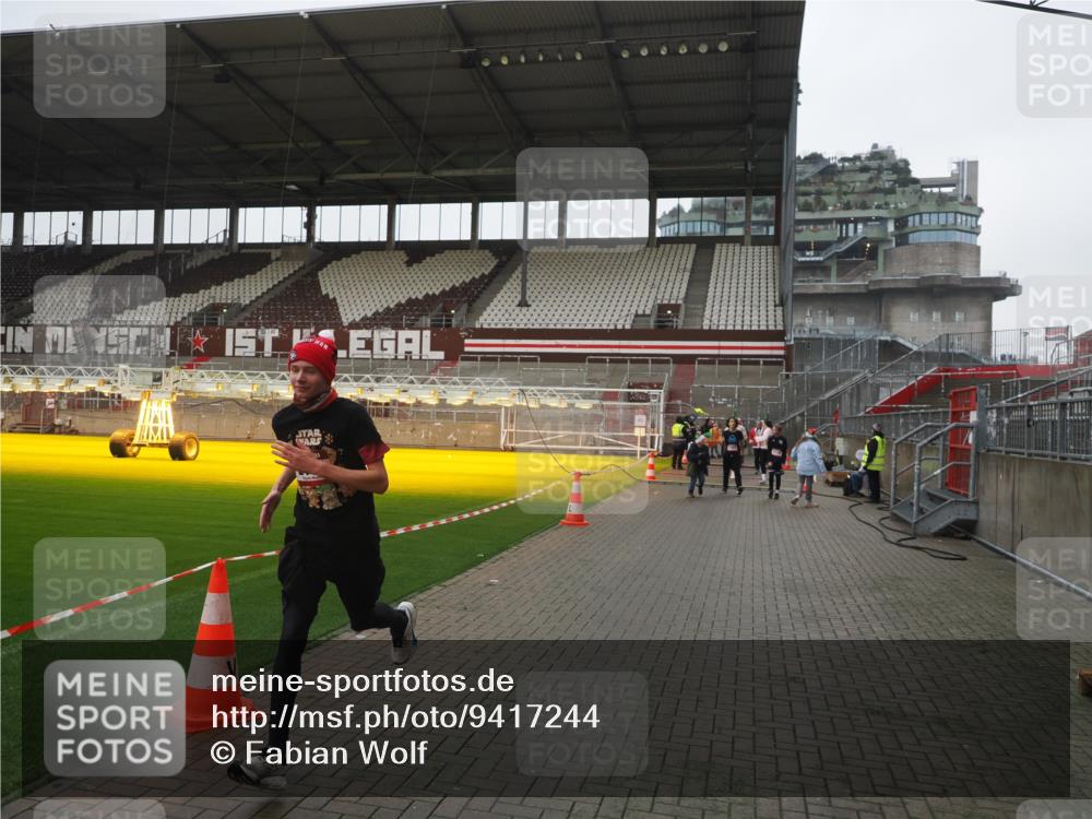 07.12.2025 - St. Pauli X-Mass-Run No. 15 Fabian Wolf http://msf.ph/oto/9417244 07.12.2025 11:16:05 Ziel 1800, 1802, 1821, 1825, 2195, 2464, 3326 meine-sportfotos.de
