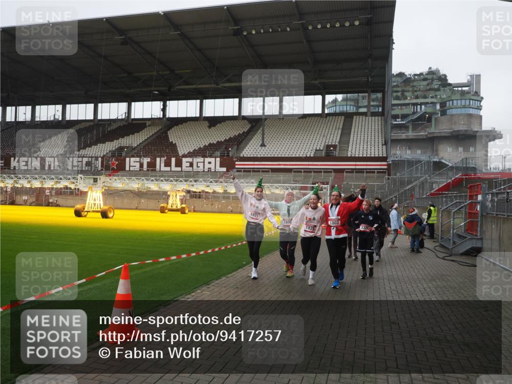 07.12.2025 - St. Pauli X-Mass-Run No. 15 Fabian Wolf http://msf.ph/oto/9417257 07.12.2025 11:16:16 Ziel 1800, 1802, 1821, 1825, 2195, 2464, 3241, 3256, 3326 meine-sportfotos.de