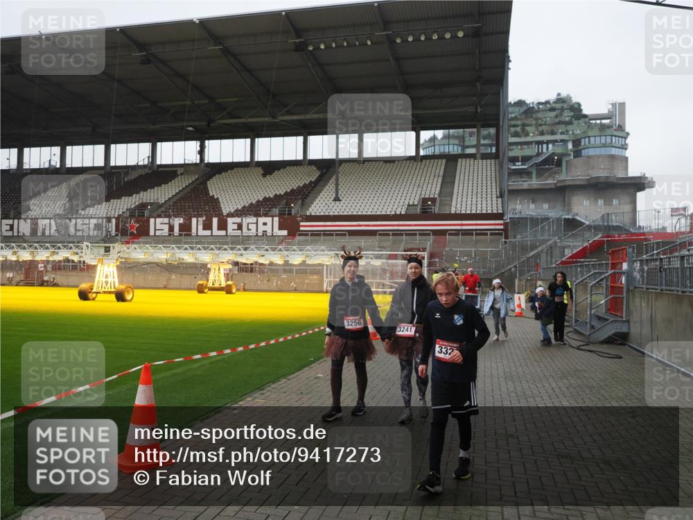 07.12.2025 - St. Pauli X-Mass-Run No. 15 Fabian Wolf http://msf.ph/oto/9417273 07.12.2025 11:16:20 Ziel 1800, 1802, 1821, 1825, 2464, 3241, 3256, 3326 meine-sportfotos.de