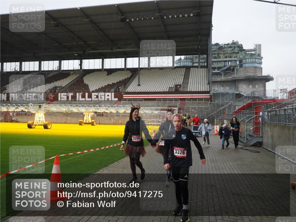 07.12.2025 - St. Pauli X-Mass-Run No. 15 Fabian Wolf http://msf.ph/oto/9417275 07.12.2025 11:16:21 Ziel 1800, 1802, 1821, 1825, 3241, 3256, 3326 meine-sportfotos.de