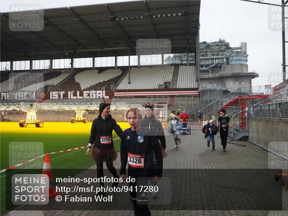 07.12.2025 - St. Pauli X-Mass-Run No. 15 Fabian Wolf http://msf.ph/oto/9417280 07.12.2025 11:16:21 Ziel 1800, 1802, 1821, 1825, 3241, 3256, 3326 meine-sportfotos.de