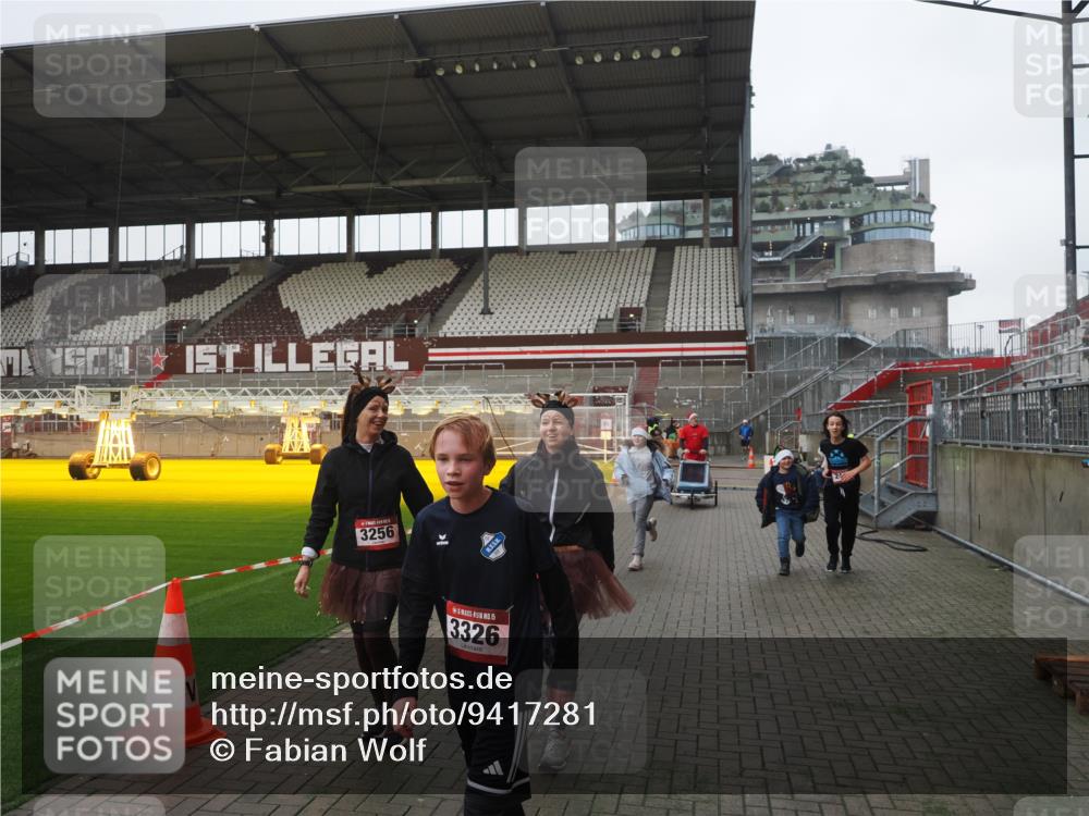 07.12.2025 - St. Pauli X-Mass-Run No. 15 Fabian Wolf http://msf.ph/oto/9417281 07.12.2025 11:16:22 Ziel 1800, 1802, 1821, 1825, 3241, 3256, 3326 meine-sportfotos.de