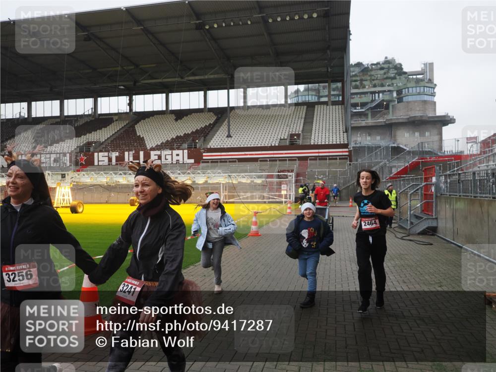 07.12.2025 - St. Pauli X-Mass-Run No. 15 Fabian Wolf http://msf.ph/oto/9417287 07.12.2025 11:16:23 Ziel 1800, 1802, 1821, 1825, 3241, 3256 meine-sportfotos.de