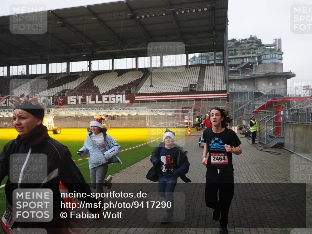 07.12.2025 - St. Pauli X-Mass-Run No. 15 Fabian Wolf http://msf.ph/oto/9417290 07.12.2025 11:16:24 Ziel 1800, 1802, 3241, 3256 meine-sportfotos.de