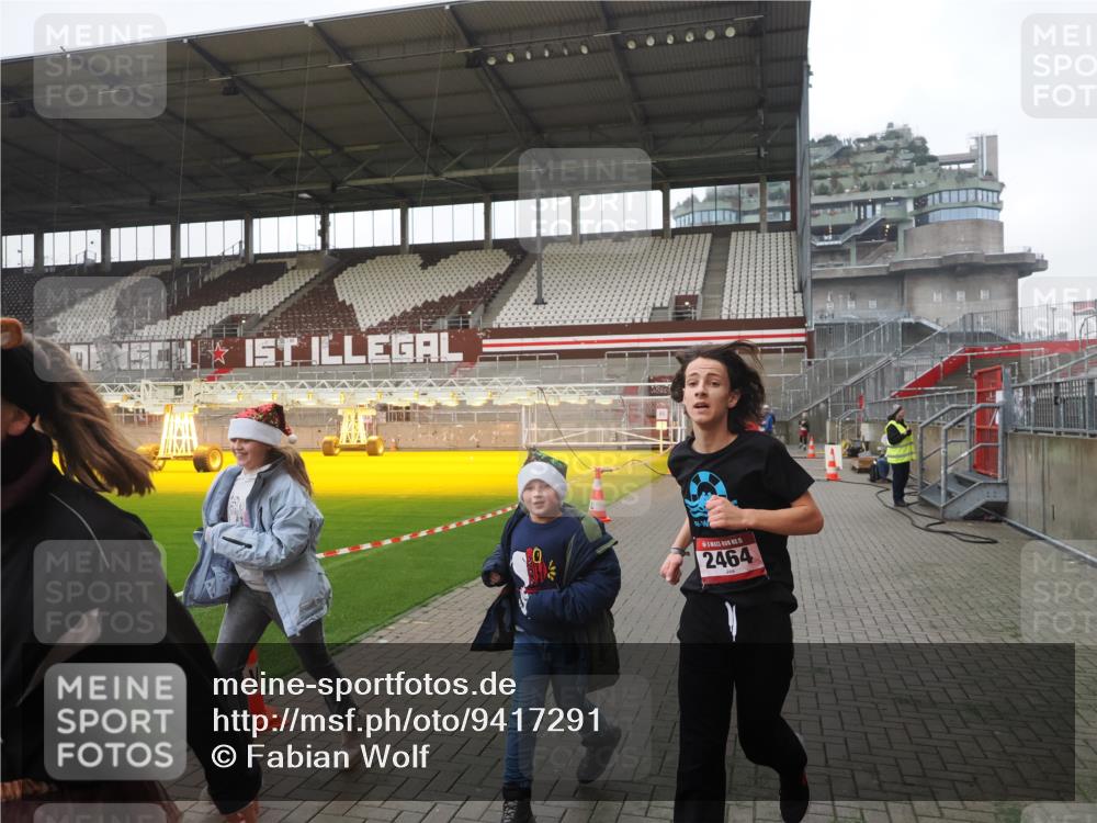 07.12.2025 - St. Pauli X-Mass-Run No. 15 Fabian Wolf http://msf.ph/oto/9417291 07.12.2025 11:16:24 Ziel 1800, 1802, 3241, 3256 meine-sportfotos.de