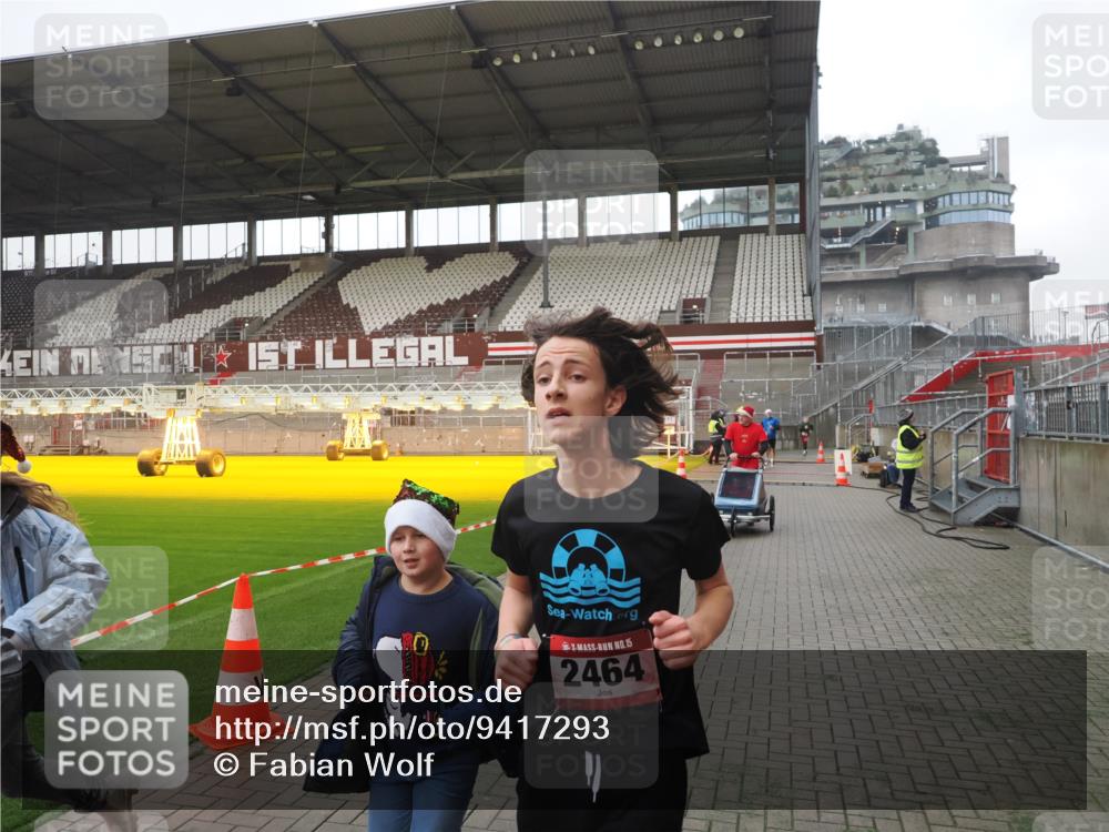 07.12.2025 - St. Pauli X-Mass-Run No. 15 Fabian Wolf http://msf.ph/oto/9417293 07.12.2025 11:16:24 Ziel 1800, 1802, 3241, 3256 meine-sportfotos.de