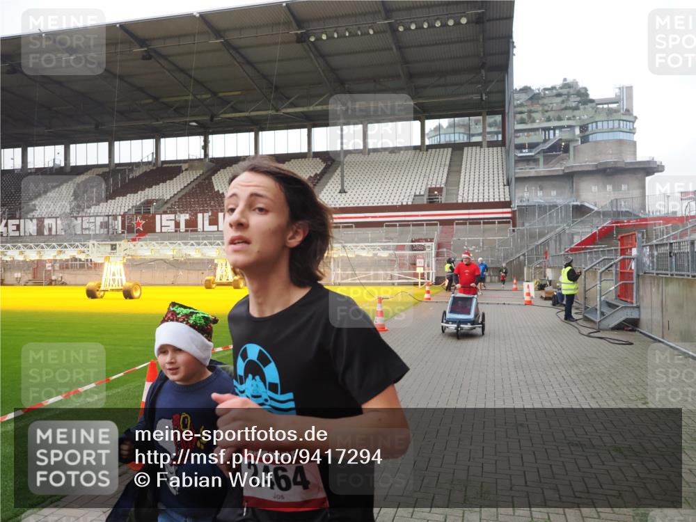 07.12.2025 - St. Pauli X-Mass-Run No. 15 Fabian Wolf http://msf.ph/oto/9417294 07.12.2025 11:16:25 Ziel 1017, 1800, 1802, 3241, 3256 meine-sportfotos.de