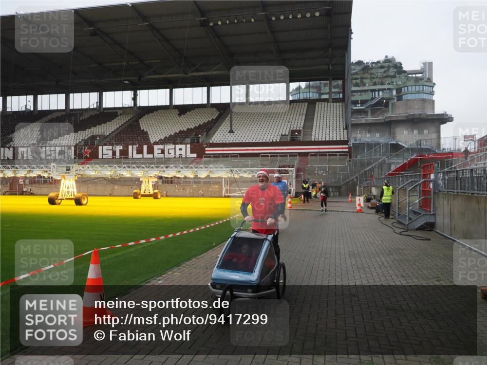 07.12.2025 - St. Pauli X-Mass-Run No. 15 Fabian Wolf http://msf.ph/oto/9417299 07.12.2025 11:16:29 Ziel 1017, 1350 meine-sportfotos.de