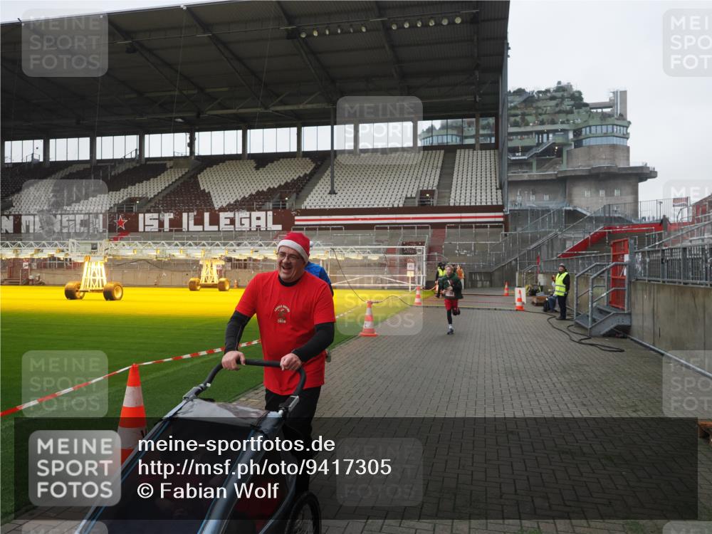 07.12.2025 - St. Pauli X-Mass-Run No. 15 Fabian Wolf http://msf.ph/oto/9417305 07.12.2025 11:16:30 Ziel 1017, 1350 meine-sportfotos.de
